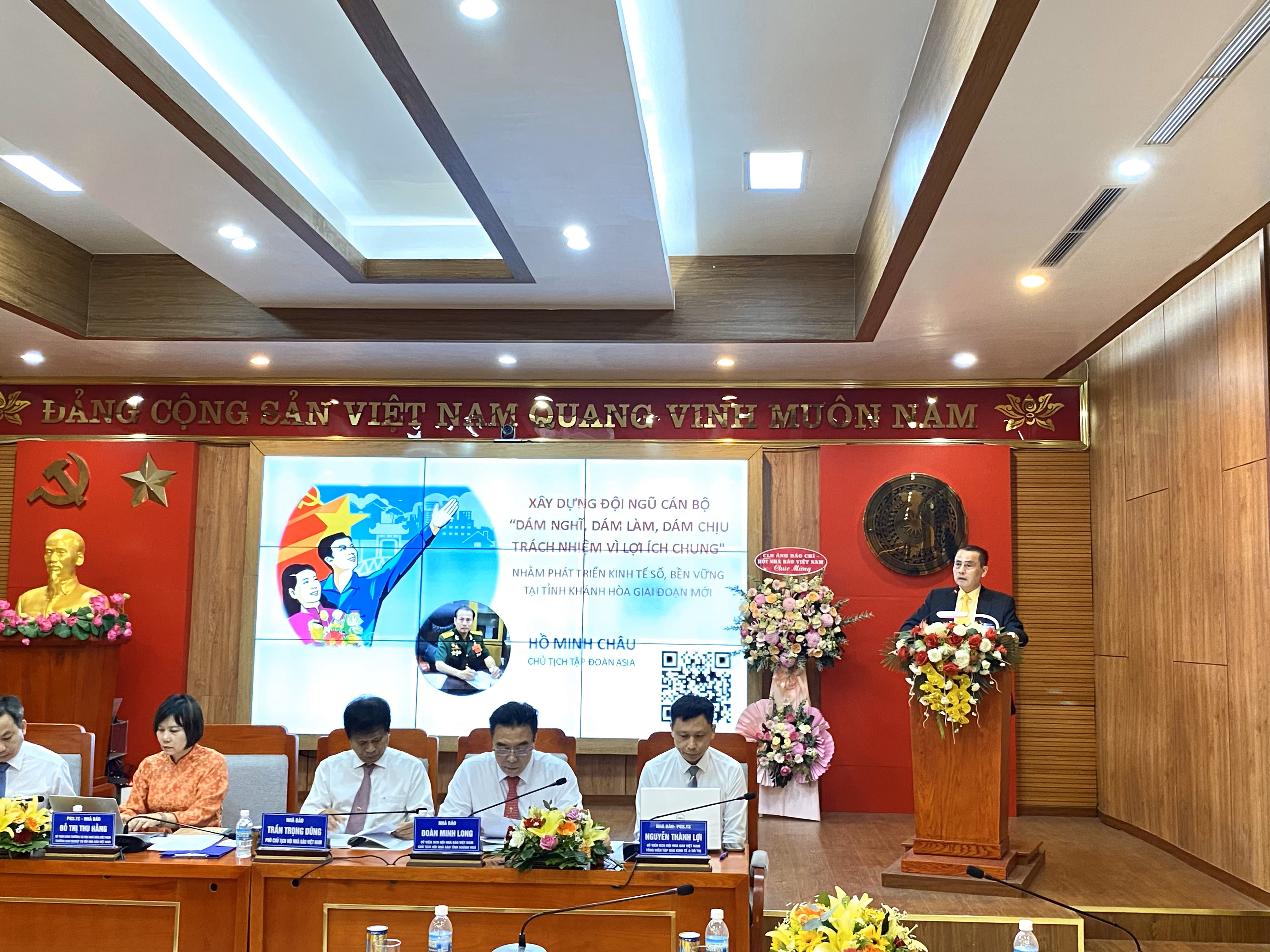 Trình bày tham luận tại Hội thảo